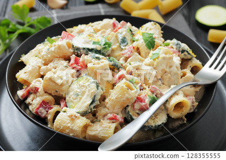 chicken alfredo rigatoni with zucchini and pepper chicken alfredo rigatoni with zucchini and pepper 128355555