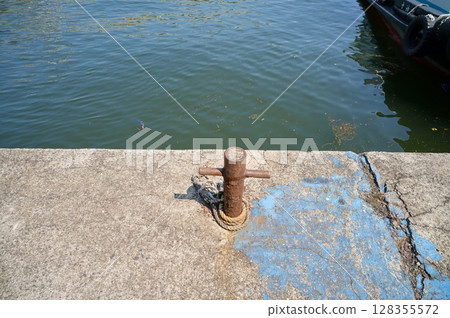 船舶繫泊桿 船舶繫泊桿 128355572