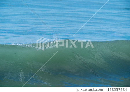 The breaking waves 128357284