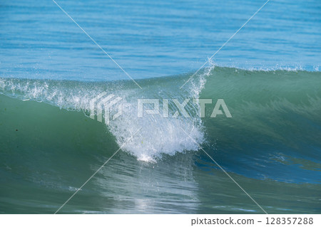 浪花拍岸 128357288