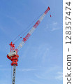 起重機在天空中延伸 128357474