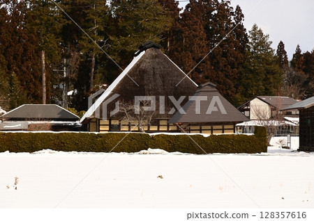 An old private house with a roofed roof 128357616
