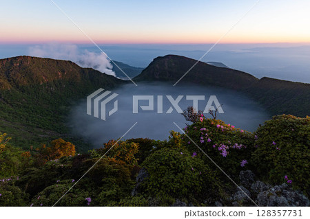唐國嶽山頂火山口雲霧繚繞，硫黃山及宮霧山煙霧繚繞。 128357731