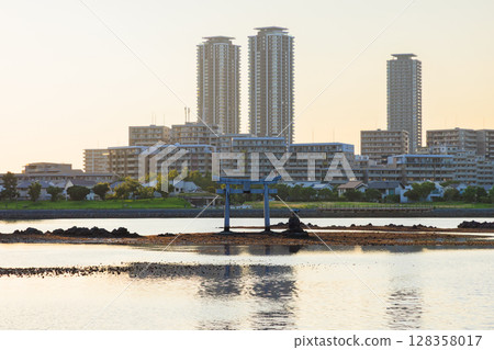 初夏傍晚的香椎浜海灘（香椎浜大島神社）福岡縣福岡市 128358017