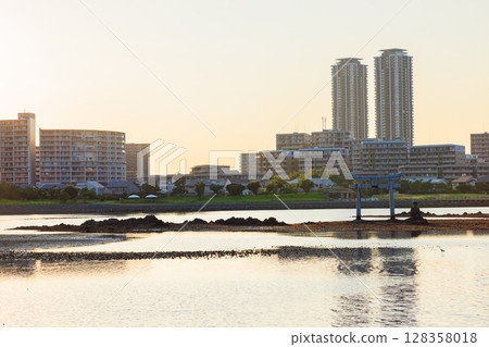 初夏傍晚的香椎浜海灘（香椎浜大島神社）福岡縣福岡市 128358018
