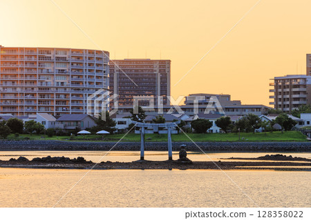Kashiihama Beach in the early summer evening (Kashiihama Oshima Shrine) Fukuoka City, Fukuoka Prefecture 128358022