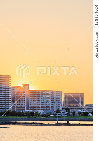 初夏傍晚的香椎浜海灘（香椎浜大島神社）福岡縣福岡市 128358024