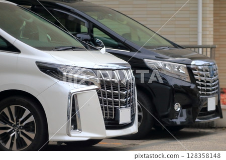 Image of a row of minivans 128358148