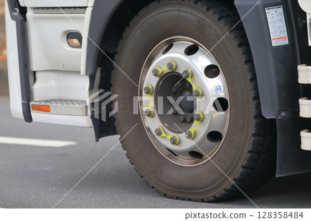 卡車輪胎圖片 卡車輪胎圖片 128358484