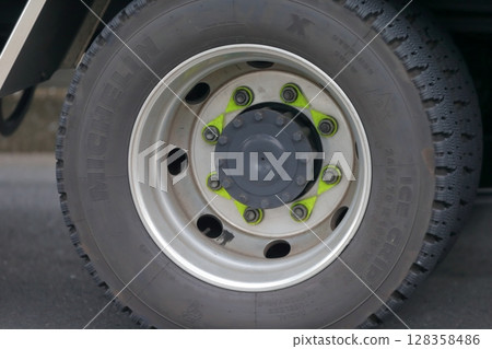 卡車輪胎圖片 128358486