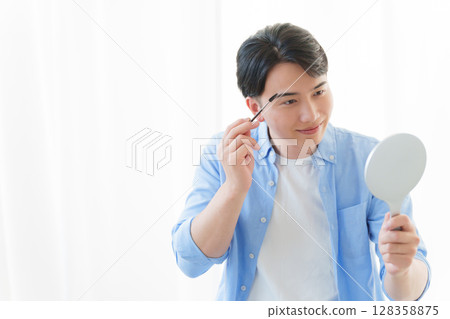 A man who puts on makeup 128358875