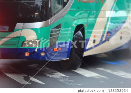 一輛大型巴士在十字路口左轉的圖片 128358964