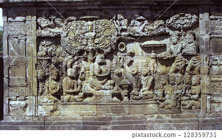 婆羅浮屠 婆羅浮屠寺廟遺址，從正前方看，石雕覆蓋了寺廟庭院的整個牆壁（石碑景觀） 128359731