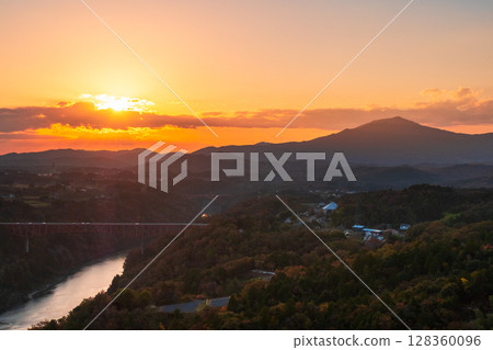 Naegi Castle Ruins (Autumn): View of Mt. Kasagi from the castle tower observation deck 128360096
