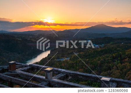 苗木城跡(秋天):從天守閣眺望笠置山 苗木城跡(秋天):從天守閣眺望笠置山 128360098