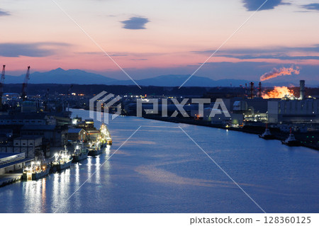從館鼻公園眺望黃昏的八戶魚市(青森縣八戶市) 從館鼻公園眺望黃昏的八戶魚市(青森縣八戶市) 128360125