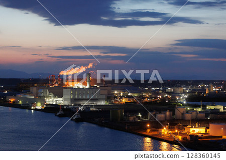 從館鼻公園觀景台眺望八戶港的夜景(青森縣八戶市) 從館鼻公園觀景台眺望八戶港的夜景(青森縣八戶市) 128360145