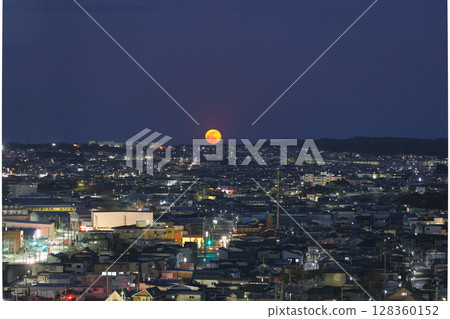 Full moon rising (Hachinohe City, Aomori Prefecture) 128360152