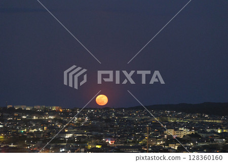 Hachinohe night view and full moonrise (Hachinohe City, Aomori Prefecture) Hachinohe night view and full moonrise (Hachinohe City, Aomori Prefecture) 128360160