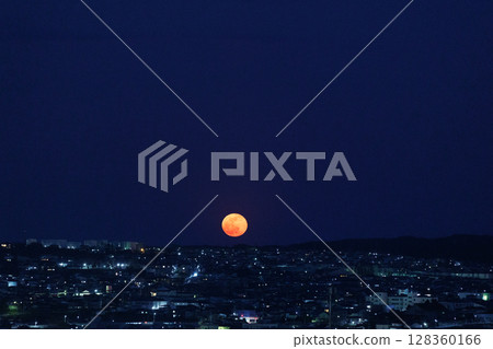 Hachinohe night view and full moonrise (Hachinohe City, Aomori Prefecture) 128360166