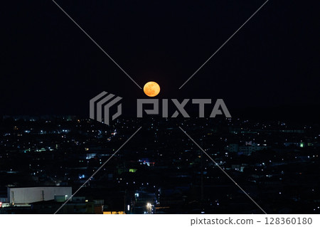 The full moon rises over the town of Hachinohe (Hachinohe City, Aomori Prefecture) The full moon rises over the town of Hachinohe (Hachinohe City, Aomori Prefecture) 128360180