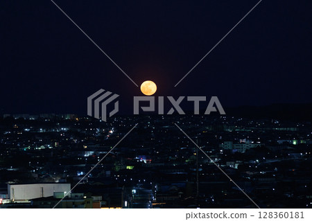 The full moon rises over the town of Hachinohe (Hachinohe City, Aomori Prefecture) 128360181