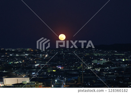Full moonrise and cherry blossoms in full bloom (Hachinohe City, Aomori Prefecture) 128360182
