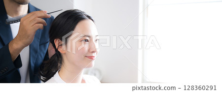 男人和女人在做頭髮和化妝造型，完成形象，特寫照鏡子 128360291