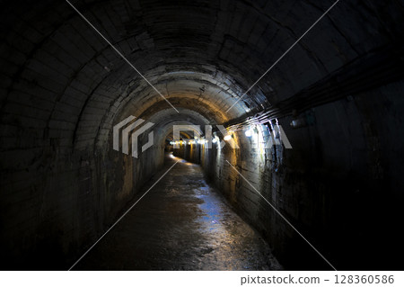 歷史的痕跡:釜山島地下隧道裡的月亮 歷史的痕跡:釜山島地下隧道裡的月亮 128360586