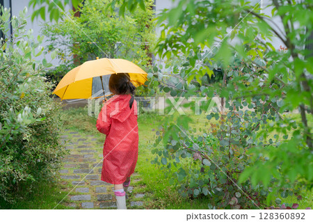 下雨天打傘的女孩 下雨天打傘的女孩 128360892