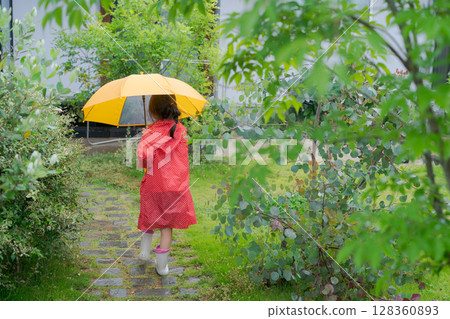 下雨天打傘的女孩 下雨天打傘的女孩 128360893