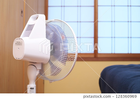 日式房間內電風扇的圖像 128360969