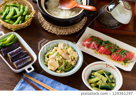 Summer table 128361297