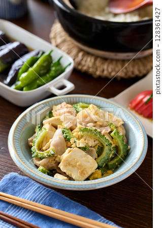 裝在盤子裡的戈雅什錦飯 裝在盤子裡的戈雅什錦飯 128361427