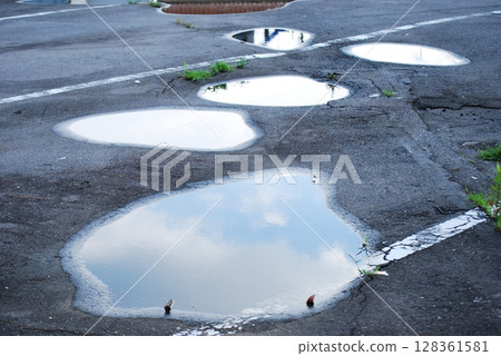 停車場裡的水坑 停車場裡的水坑 128361581