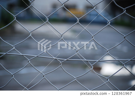 透過柵欄看到的一片空地 128361967