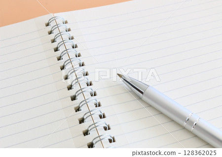 活頁筆記本和原子筆 書寫用具 3:2 128362025