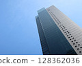 高聳於藍天的建築物 128362036