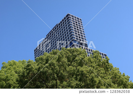 2號樓聳立在藍天下 128362038