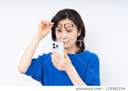 患有老花眼的中年婦女 患有老花眼的中年婦女 128362154