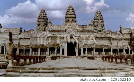 吳哥窟@柬埔寨世界遺產，世界遺址，正面寬廣全景（遠攝變焦拍攝） 128362210