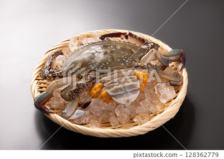 [Hokkaido] Blue crab with roe 128362779