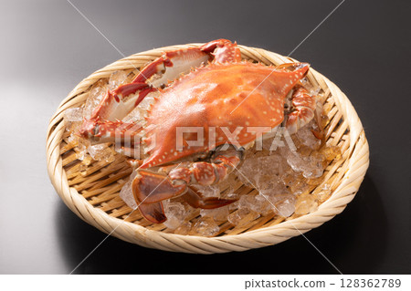 [Hokkaido] Boiled Blue Crab with Roe 128362789