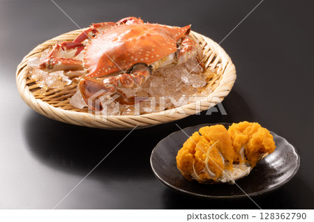 [Hokkaido] Boiled Blue Crab with Roe 128362790