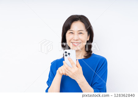 使用智能手機的中間婦女 使用智能手機的中間婦女 128362840