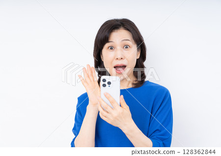Middle woman using a smartphone 128362844