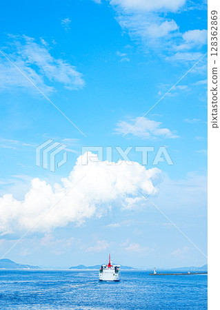 瀨戶內海夏日雲霧籠罩下,前往小豆島的渡輪 瀨戶內海夏日雲霧籠罩下,前往小豆島的渡輪 128362869