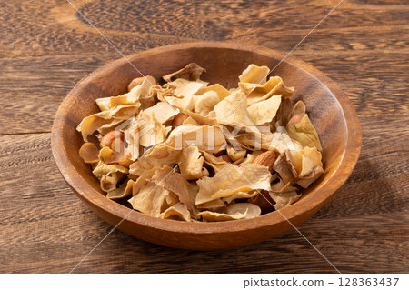 Smoked, dried, smoked daikon, smoked nuts 128363437