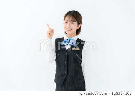穿制服的年輕女子，做生意，指著 128364163