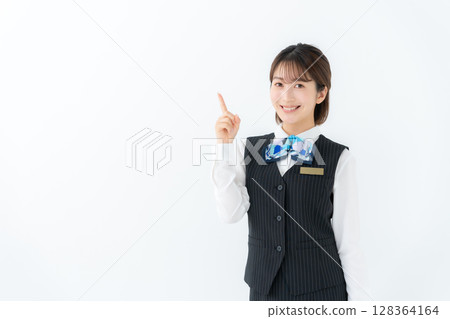 穿制服的年輕女子，做生意，指著 128364164